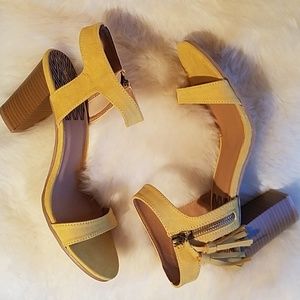 Qupid Lucite-35A Yellow Heels 10 NWOT